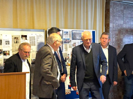 SPD AG 60plus Hof Jubiläum: Aufstellung zum Gruppenfoto, da auf Lothar Bindung eine mehr als 3-stündige Fahrt zum nächsten Termin und auf Heinz Oesterle eine 5-stündige Heimreise wartete. Man sieht, wir in Hof sind hochgeschätzt und aller Mühen wert.