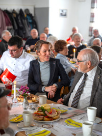 SPD AG 60plus Hof Jubiläum: Hofs Oberbürgermeisterin Eva Döhla im Gespräch mit dem bay. Landesvorsitzenden der AG 60plus, Heinz Oesterle
