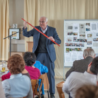 Lothar Binding mit Zollstock, bzw. Meterstab